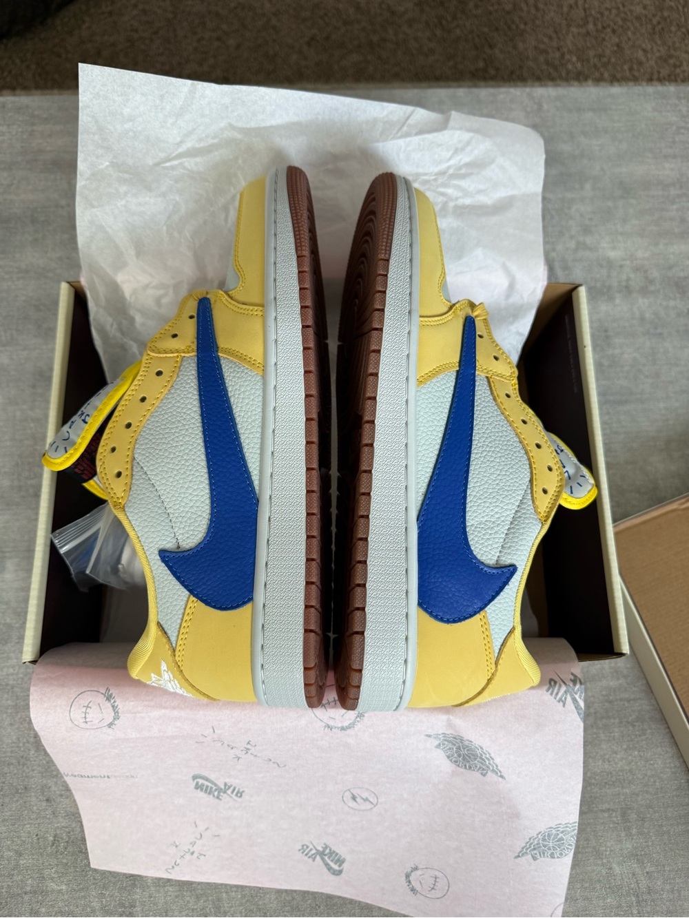 Jordan 1 Low Travis Scott Canary - Picture 2 of 10